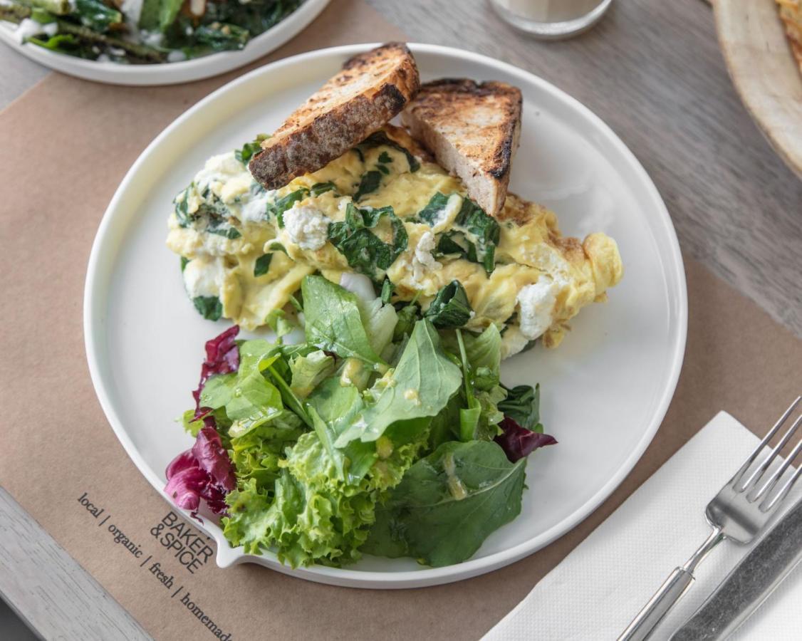 Shirvan Hotel City Yard Dzsidda Kültér fotó Scrambled eggs with spinach and salad