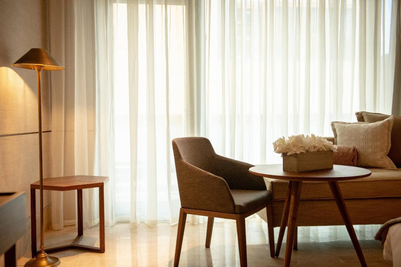 Shirvan Hotel City Yard Dzsidda Kültér fotó A living room with a floor lamp