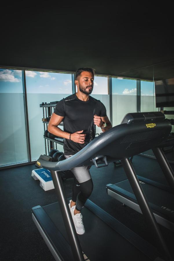 Shirvan Hotel City Yard Dzsidda Kültér fotó A man on a treadmill