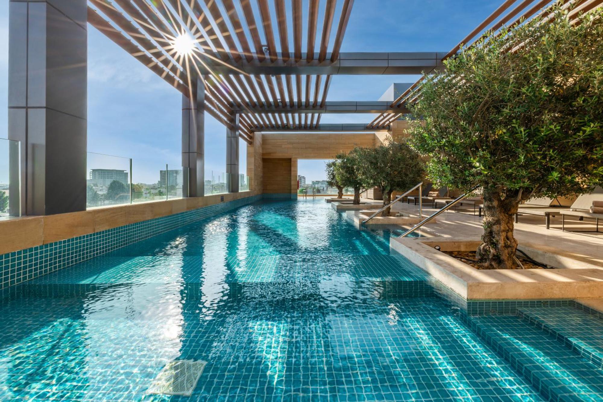 Shirvan Hotel City Yard Dzsidda Kültér fotó The swimming pool at the top of the building